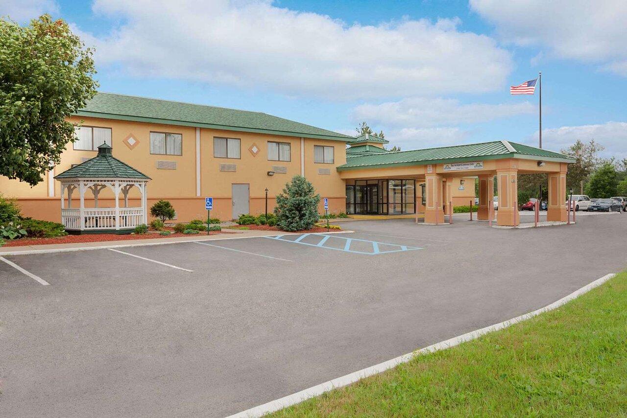 Baymont By Wyndham Latham Albany Airport Hotel Exterior photo