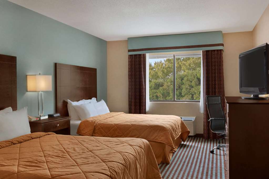 Baymont By Wyndham Latham Albany Airport Hotel Room photo