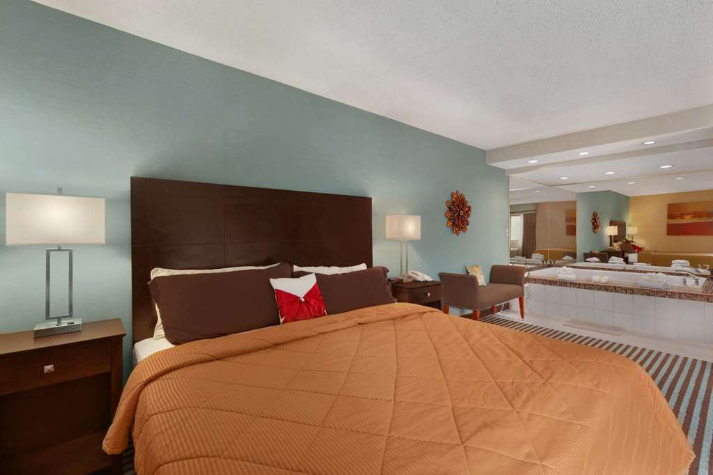 Baymont By Wyndham Latham Albany Airport Hotel Room photo