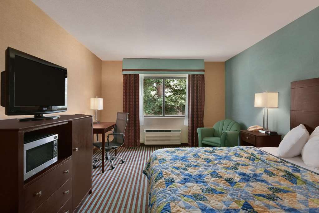 Baymont By Wyndham Latham Albany Airport Hotel Room photo